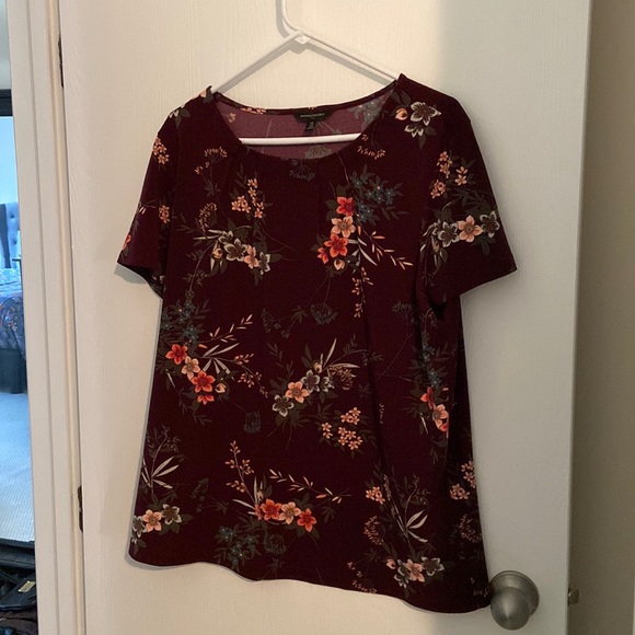 Banana Republic Tops - Banana Republic XL maroon floral tee